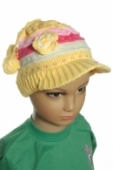 Dievčenská čiapka so šiltom a brmbolcami